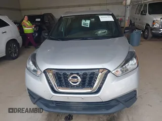 2019 Nissan Kicks S z VIN 3N1CP5CU5KL555586, wystawiony jako IAAI lot #42426743 z przebiegiem 122 015 mil mil oraz . Historia ofert i sprzedaży dostępna na DreamBid. Obrazek 12.