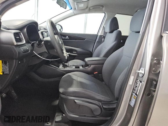 2017 Kia Sorento LX z VIN 5XYPGDA36HG284069, wystawiony jako Copart lot #56899345 z przebiegiem 106 724 mil mil oraz Czysty tytuł • Clean title. Historia ofert i sprzedaży dostępna na DreamBid. Obrazek 7.