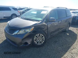 2011 Toyota Sienna XLE AAS z VIN 5TDYK3DC9BS133603, wystawiony jako IAAI lot #42218111 z przebiegiem 227 329 mil mil oraz . Historia ofert i sprzedaży dostępna na DreamBid. Obrazek 17.