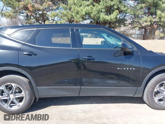 2023 Chevrolet Blazer LT z VIN 3GNKBCR43PS113400, wystawiony jako IAAI lot #41829908 z przebiegiem 22 858 mil mil oraz . Historia ofert i sprzedaży dostępna na DreamBid. Obrazek 13.