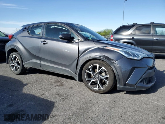 2021 Toyota C-HR LE z VIN NMTKHMBX8MR130564, wystawiony jako Copart lot #56711535 z przebiegiem 94 007 mil mil oraz Szkoda całkowita • Salvage title. Historia ofert i sprzedaży dostępna na DreamBid. Obrazek 4.
