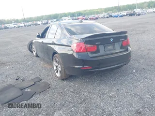 2013 BMW 3 Series 335i xDrive z VIN WBA3B9G54DNR89987, wystawiony jako IAAI lot #42159592 z przebiegiem 165 999 mil mil oraz . Historia ofert i sprzedaży dostępna na DreamBid. Obrazek 3.