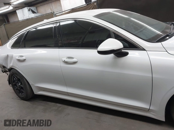 2025 Kia K5 LXS z VIN KNAG24J72S5284973, wystawiony jako IAAI lot #42162422 z przebiegiem 8 738 mil mil oraz . Historia ofert i sprzedaży dostępna na DreamBid. Obrazek 14.
