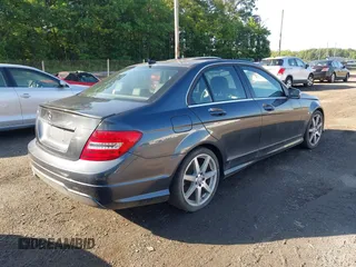 2014 Mercedes-Benz C 250 Sport z VIN WDDGF4HB2EG241072, wystawiony jako IAAI lot #42553128 z przebiegiem 106 726 mil mil oraz . Historia ofert i sprzedaży dostępna na DreamBid. Obrazek 4.