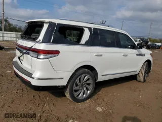 2024 Lincoln Navigator Reserve with VIN 5LMJJ2LG5REL04228, listed as a Copart auction lot 84090274 with 44 mi miles and Salvage Title. Bid and sale history available at carsss.com. Image 3.