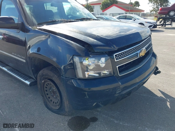 2013 Chevrolet Avalanche LTZ with VIN 3GNMCGE05DG351022, listed as a IAAI auction lot 41138090 with 197,159 mi miles. Bid and sale history available at carsss.com. Image 17.