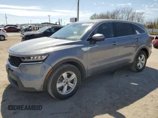 2022 Kia Sorento LX z VIN 5XYRG4LC2NG076613, wystawiony jako Copart lot #47830665 z przebiegiem 61 783 mil mil oraz Szkoda całkowita • Salvage title. Historia ofert i sprzedaży dostępna na DreamBid. Obrazek 1.