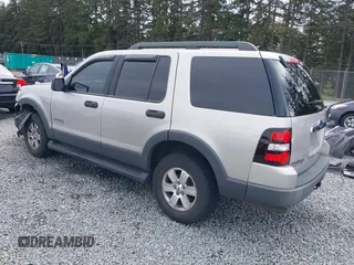 2006 Ford Explorer XLT z VIN 1FMEU73E26UB67225, wystawiony jako IAAI lot #42291341 z przebiegiem 134 682 mil mil oraz . Historia ofert i sprzedaży dostępna na DreamBid. Obrazek 3.