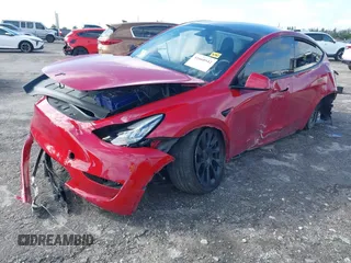 2022 Tesla Model Y Long Range z VIN 7SAYGDEE1NF385414, wystawiony jako IAAI lot #41660542 z przebiegiem 54 075 mil mil oraz . Historia ofert i sprzedaży dostępna na DreamBid. Obrazek 2.