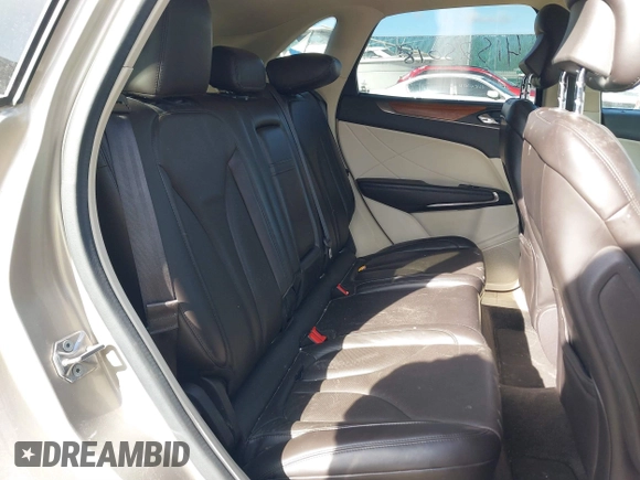 2015 Lincoln MKC z VIN 5LMCJ2A96FUJ47386, wystawiony jako IAAI lot #41525018 z przebiegiem 97 670 mil mil oraz . Historia ofert i sprzedaży dostępna na DreamBid. Obrazek 8.