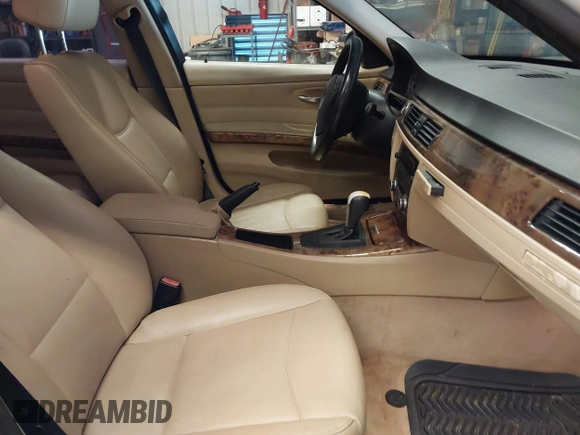 2007 BMW 3 Series 328xi с VIN WBAVC93537KX53235, выставлен на аукционе IAAI как лот 42859757 с пробегом 139 575 миль миль и . История ставок и продаж доступна на DreamBid. Изображение 5.