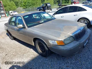 1999 Mercury Grand Marquis GS z VIN 2MEFM74W6XX626426, wystawiony jako IAAI lot #42231219 z przebiegiem 121 406 mil mil oraz . Historia ofert i sprzedaży dostępna na DreamBid. Obrazek 1.