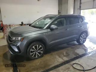 2024 Volkswagen Taos SE z VIN 3VVSX7B25RM034829, wystawiony jako Copart lot #55111855 z przebiegiem 30 720 mil mil oraz Szkody całkowita. Historia ofert i sprzedaży dostępna na DreamBid. Obrazek 1.