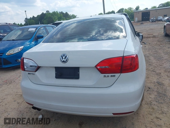2011 Volkswagen Jetta SE with VIN 3VWDX7AJ9BM352889, listed as a IAAI auction lot 42276273 with Not provided miles and . Bid and sale history available at DreamBid. Image 15.