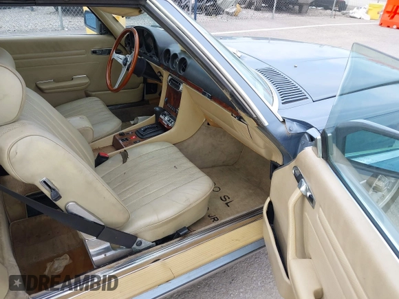 1985 Mercedes-Benz 380 z VIN WDBBA45C7FA020232, wystawiony jako IAAI lot #42206469 z przebiegiem 139 733 mil mil oraz . Historia ofert i sprzedaży dostępna na DreamBid. Obrazek 5.