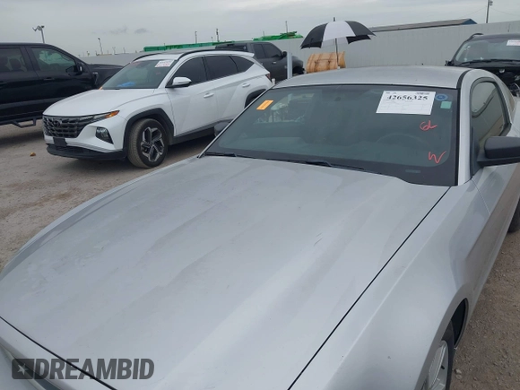 2014 Ford Mustang V6 z VIN 1ZVBP8AM3E5228599, wystawiony jako IAAI lot #42656325 z przebiegiem 185 188 mil mil oraz . Historia ofert i sprzedaży dostępna na DreamBid. Obrazek 6.