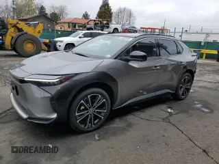 2023 Toyota bZ4X XLE z VIN JTMABACA4PA026727, wystawiony jako Copart lot #54382655 z przebiegiem 13 367 mil mil oraz Szkoda całkowita • Salvage title. Historia ofert i sprzedaży dostępna na DreamBid. Obrazek 1.