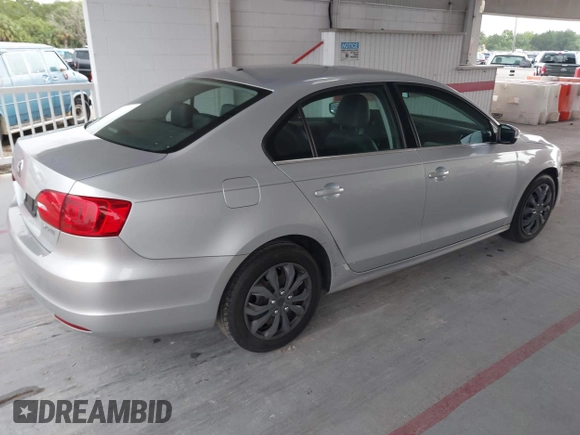 2013 Volkswagen Jetta SE z VIN 3VWDP7AJ6DM413781, wystawiony jako IAAI lot #42632312 z przebiegiem 153 273 mil mil oraz . Historia ofert i sprzedaży dostępna na DreamBid. Obrazek 4.
