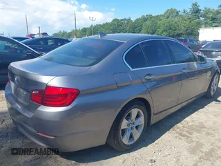2013 BMW 5 Series 528i xDrive z VIN WBAXH5C51DD106951, wystawiony jako IAAI lot #42706710 z przebiegiem 103 802 mil mil oraz . Historia ofert i sprzedaży dostępna na DreamBid. Obrazek 4.