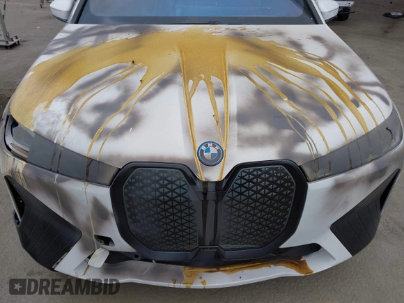 2022 BMW iX xDrive50 z VIN WB523CF01NCK27983, wystawiony jako IAAI lot #42106093 z przebiegiem 21 505 mil mil oraz . Historia ofert i sprzedaży dostępna na DreamBid. Obrazek 6.