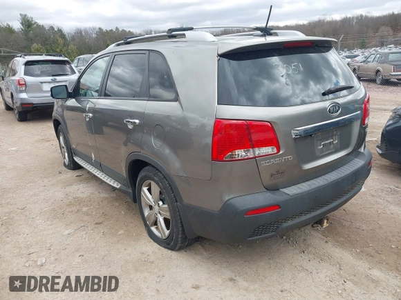 2013 Kia Sorento EX z VIN 5XYKUDA61DG321679, wystawiony jako IAAI lot #42013051 z przebiegiem Nie podano mil oraz . Historia ofert i sprzedaży dostępna na DreamBid. Obrazek 3.