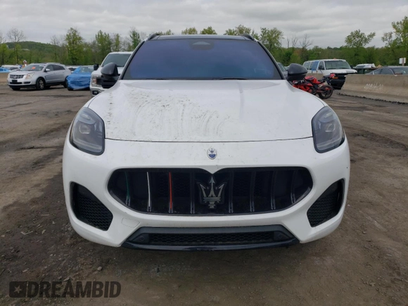 2023 Maserati Grecale Modena z VIN ZN682AVM9P7427417, wystawiony jako Copart lot #51734044 z przebiegiem 14 605 mil mil oraz . Historia ofert i sprzedaży dostępna na DreamBid. Obrazek 5.