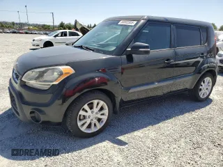 2013 Kia Soul + z VIN KNDJT2A60D7619575, wystawiony jako Copart lot #58003305 z przebiegiem 138 438 mil mil oraz Czysty tytuł • Clean title. Historia ofert i sprzedaży dostępna na DreamBid. Obrazek 1.