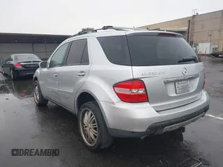 2007 Mercedes-Benz M 320 CDI z VIN 4JGBB22E17A211845, wystawiony jako IAAI lot #41484363 z przebiegiem 170 170 mil mil oraz . Historia ofert i sprzedaży dostępna na DreamBid. Obrazek 3.