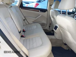 2013 Volkswagen Passat SEL Premium z VIN 1VWCP7A33DC071818, wystawiony jako IAAI lot #41905651 z przebiegiem 172 911 mil mil oraz . Historia ofert i sprzedaży dostępna na DreamBid. Obrazek 8.