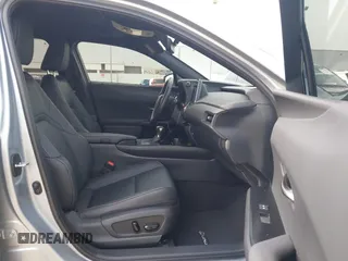 2023 Lexus UX 250h Premium z VIN JTHP6JBH5P2145912, wystawiony jako IAAI lot #42401353 z przebiegiem 14 252 mil mil oraz . Historia ofert i sprzedaży dostępna na DreamBid. Obrazek 5.