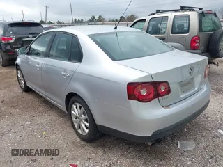 2010 Volkswagen Jetta Limited Edition z VIN 3VWRX7AJ3AM096995, wystawiony jako IAAI lot #41710936 z przebiegiem 120 875 mil mil oraz . Historia ofert i sprzedaży dostępna na DreamBid. Obrazek 3.