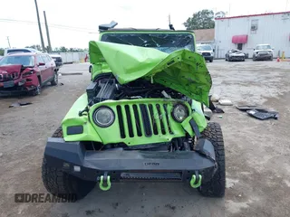 2004 Jeep Wrangler Sahara z VIN 1J4FA59S44P704878, wystawiony jako IAAI lot #42226255 z przebiegiem 88 886 mil mil oraz . Historia ofert i sprzedaży dostępna na DreamBid. Obrazek 6.