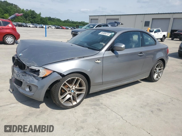 2013 BMW 1 Series 128i z VIN WBAUP9C58DVS95329, wystawiony jako Copart lot #56986015 z przebiegiem 115 518 mil mil oraz Szkoda całkowita • Salvage title. Historia ofert i sprzedaży dostępna na DreamBid. Obrazek 1.