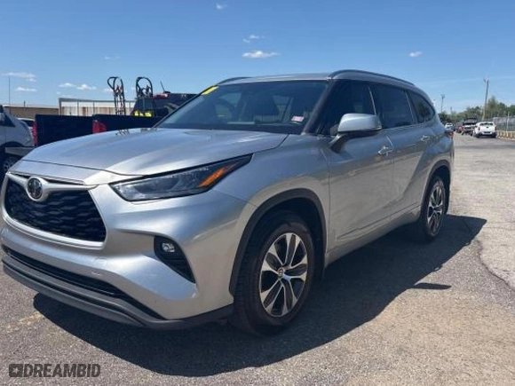 2020 Toyota Highlander XLE with VIN 5TDGZRAH2LS509392, listed as a Copart auction lot 54594555 with 123,365 mi miles and Clean Title. Bid and sale history available at carsss.com. Image 2.