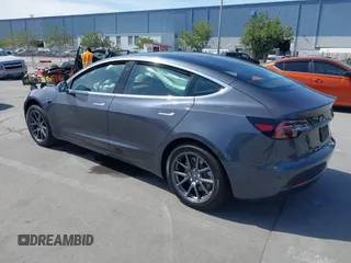 2020 Tesla Model 3 Standard Range Plus z VIN 5YJ3E1EA6LF703159, wystawiony jako IAAI lot #42099718 z przebiegiem 30 175 mil mil oraz . Historia ofert i sprzedaży dostępna na DreamBid. Obrazek 3.