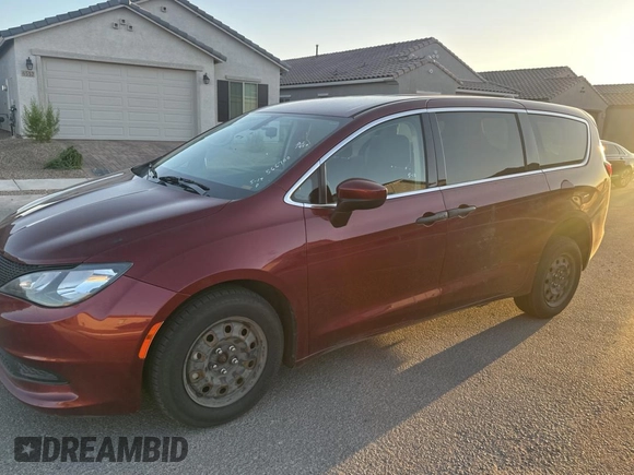 2021 Chrysler Voyager L z VIN 2C4RC1AG1MR566700, wystawiony jako Copart lot #61878865 z przebiegiem 145 709 mil mil oraz Czysty tytuł • Clean title. Historia ofert i sprzedaży dostępna na DreamBid. Obrazek 2.