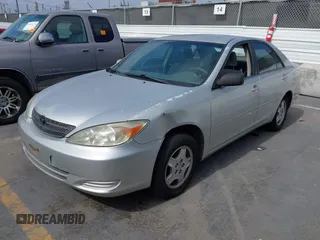 2003 Toyota Camry LE z VIN 4T1BF32K33U044476, wystawiony jako IAAI lot #42464651 z przebiegiem 206 004 mil mil oraz . Historia ofert i sprzedaży dostępna na DreamBid. Obrazek 2.
