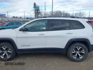 2017 Jeep Cherokee Trailhawk z VIN 1C4PJMBS4HW647835, wystawiony jako IAAI lot #41375077 z przebiegiem 87 208 mil mil oraz . Historia ofert i sprzedaży dostępna na DreamBid. Obrazek 14.