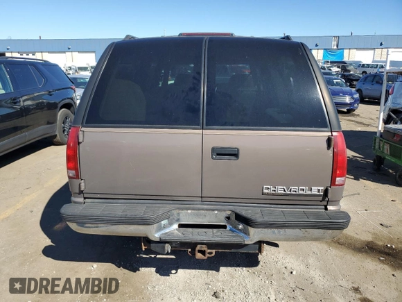 1998 Chevrolet Suburban z VIN 1GNFK16R6WJ306534, wystawiony jako Copart lot #75030844 z przebiegiem 230 869 mil mil oraz Czysty tytuł • Clean title. Historia ofert i sprzedaży dostępna na DreamBid. Obrazek 6.