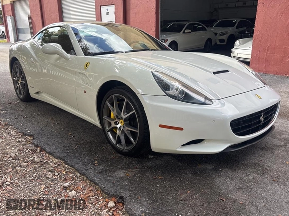 2012 Ferrari California z VIN ZFF65LJA7C0182905, wystawiony jako Copart lot #85893364 z przebiegiem 51 766 mil mil oraz Czysty tytuł • Clean title. Historia ofert i sprzedaży dostępna na DreamBid. Obrazek 1.