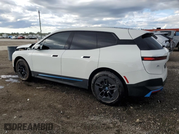 2024 BMW iX xDrive50 z VIN WB523CF02RCS04556, wystawiony jako Copart lot #46817195 z przebiegiem 7 915 mil mil oraz Czysty tytuł • Clean title. Historia ofert i sprzedaży dostępna na DreamBid. Obrazek 2.