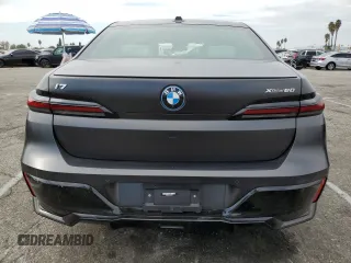 2023 BMW i7 xDrive60 z VIN WBY53EJ06PCK94598, wystawiony jako Copart lot #79552504 z przebiegiem 16 412 mil mil oraz Szkody całkowita. Historia ofert i sprzedaży dostępna na DreamBid. Obrazek 6.