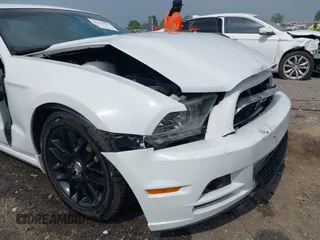 2014 Ford Mustang V6 с VIN 1ZVBP8AM2E5318701, выставлен на аукционе IAAI как лот 42265557 с пробегом 97 870 миль миль и . История ставок и продаж доступна на DreamBid. Изображение 6.