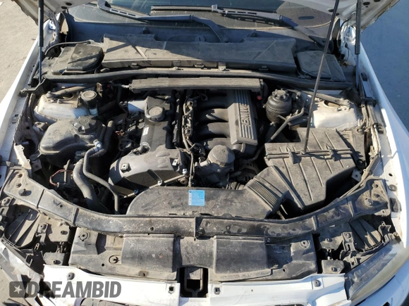 2007 BMW 3 Series 328i with VIN WBAWV13597P117499, listed as a Copart auction lot 42053095 with 230,508 mi miles and Salvage title. Bid and sale history available at DreamBid. Image 12.