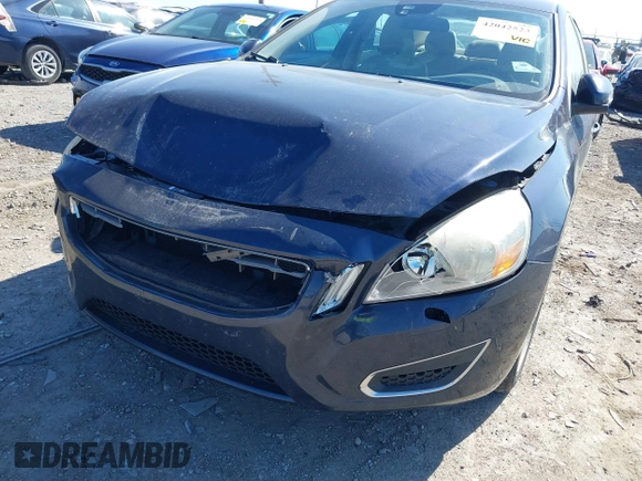 2013 Volvo S60 T5 Premier z VIN YV1612FS5D1202290, wystawiony jako IAAI lot #42042523 z przebiegiem 165 700 mil mil oraz . Historia ofert i sprzedaży dostępna na DreamBid. Obrazek 6.
