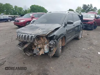2019 Jeep Cherokee Latitude Plus z VIN 1C4PJLLB7KD482634, wystawiony jako IAAI lot #42131572 z przebiegiem 134 811 mil mil oraz . Historia ofert i sprzedaży dostępna na DreamBid. Obrazek 2.