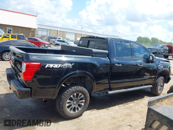 2017 Nissan Titan Platinum Reserve z VIN 1N6AA1F43HN500781, wystawiony jako IAAI lot #42220311 z przebiegiem 133 612 mil mil oraz . Historia ofert i sprzedaży dostępna na DreamBid. Obrazek 13.