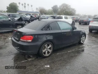 2011 BMW 1 Series 128i z VIN WBAUP9C56BVL89657, wystawiony jako Copart lot #45222005 z przebiegiem 164 686 mil mil oraz Szkody całkowita. Historia ofert i sprzedaży dostępna na DreamBid. Obrazek 3.