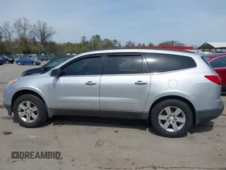 2012 Chevrolet Traverse 1LT z VIN 1GNKVGED0CJ156706, wystawiony jako IAAI lot #42059502 z przebiegiem 138 935 mil mil oraz . Historia ofert i sprzedaży dostępna na DreamBid. Obrazek 14.