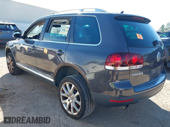 2010 Volkswagen Touareg VR6 z VIN WVGBF7A95AD002412, wystawiony jako IAAI lot #41259491 z przebiegiem 94 104 mil mil oraz . Historia ofert i sprzedaży dostępna na DreamBid. Obrazek 3.